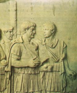 Probabile figura di Lucio Licinio Sura raffigurato in una colonna traiana mentre è con un generale