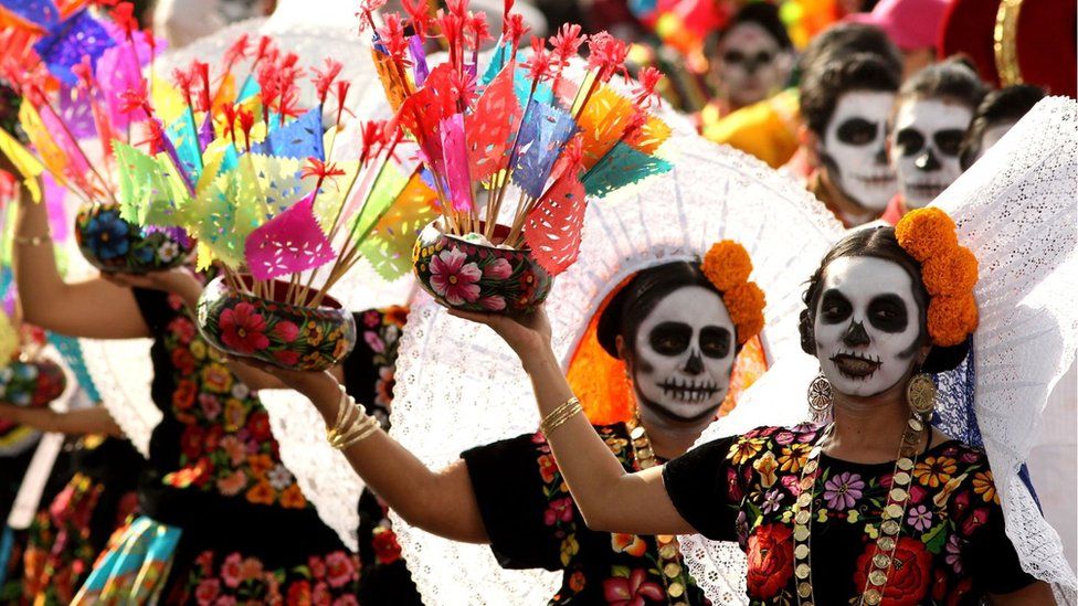 Una parata in maschera (fonte AFP) - Día de los Muertos - Il Giorno dei Morti - Archaeus, studio e ricerca sul paranormale
