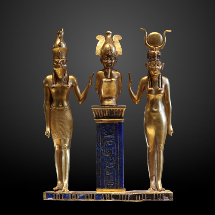 Horus, Osiride e Iside in un pendente di Osorkon II conservato al Louvre di Parigi