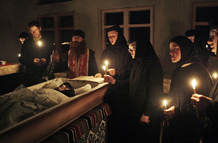 Il pope con le monache dell'esorcismo a Maricica Irina Cornici nel 2005 in Romania - Possessione ed esorcismi - Archaeus, studio e ricerca sul paranormale