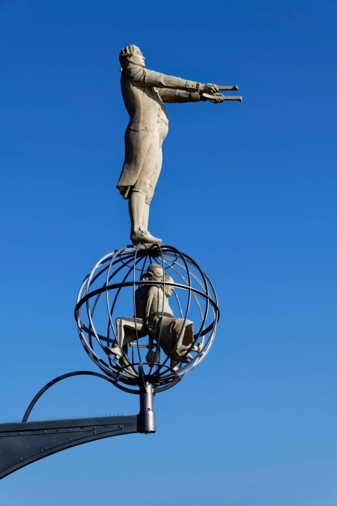 Particolare con la figura di Gassner sulla colonna "magica" di Peter Lenk sul molo del porto di Meersburg sul Lago di Costanza