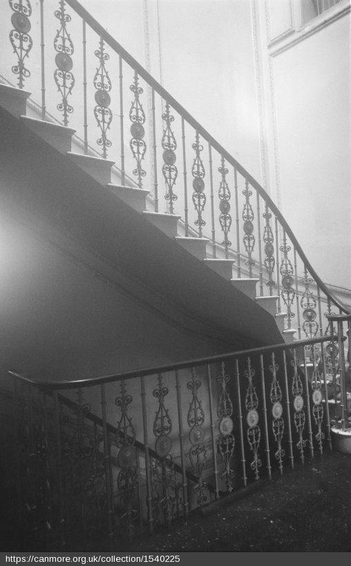 Veduta interna di Ballechin House con la scalinata proveniente dall'atrio. (Giugno 1964)