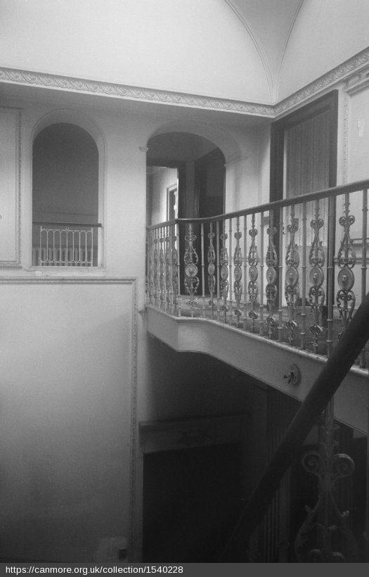 Veduta interna di Ballechin House con il pianerottolo del primo piano. (Giugno 1964)