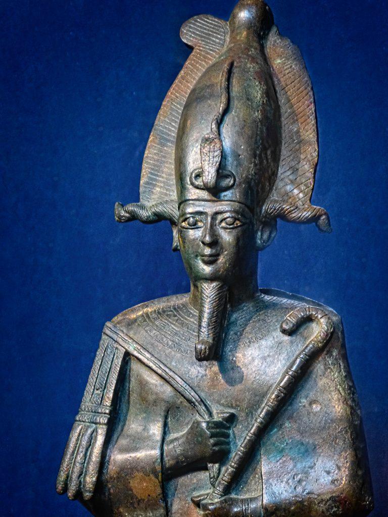 Statua votiva del dio Osiride in bronzo e oro, 700-80 a.C. (periodo saitico-tolemaico) conservato presso il Museo di archeologia e antropologia dell'Università della Pennsylvania (fonte: tramite Wikimedia Commons)