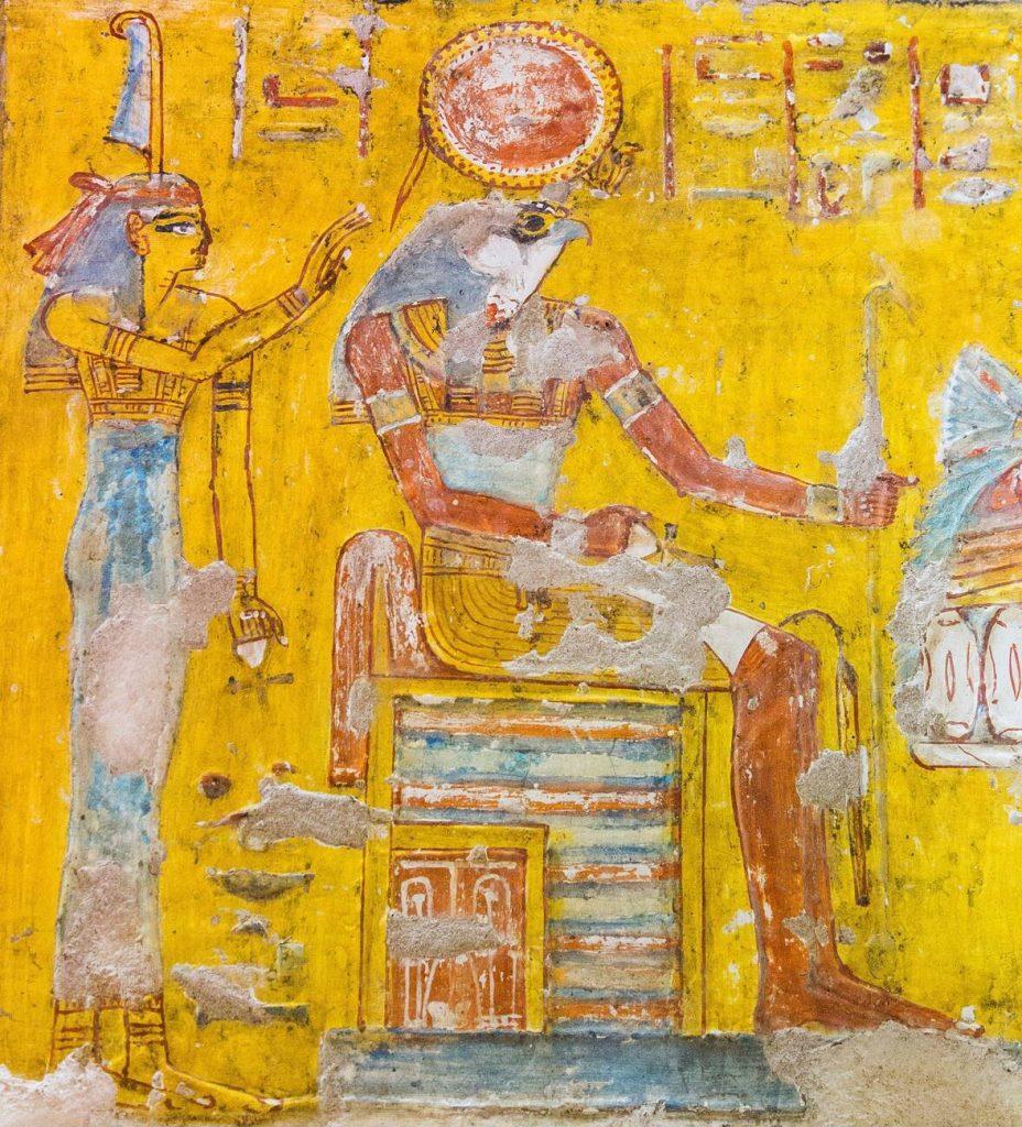 Il dio Horakhty, seduto su un trono, e la dea Maat (nella tomba di Neferronpet). 