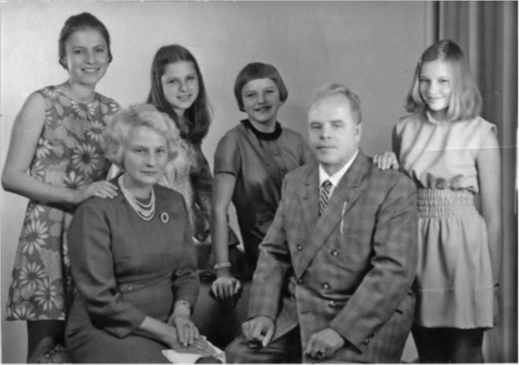 La famiglia Michel. Da sinistra in piedi: Anneliese, Barbara, Roswitha, Gertraud. Seduti: Anna and Josef.