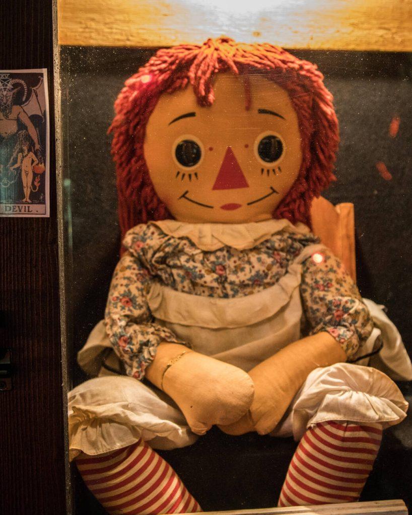 La vera bambola Annabelle nella teca