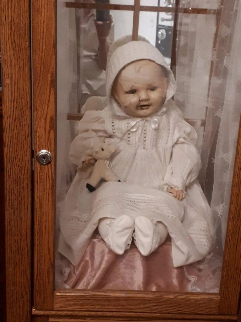 La bambola Mandy nella teca al museo