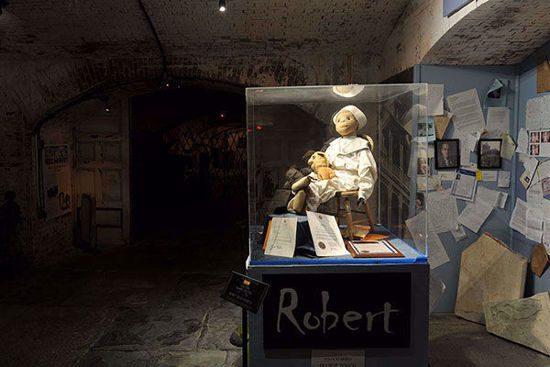 La bambola Robert esposta al East Martello Museum 