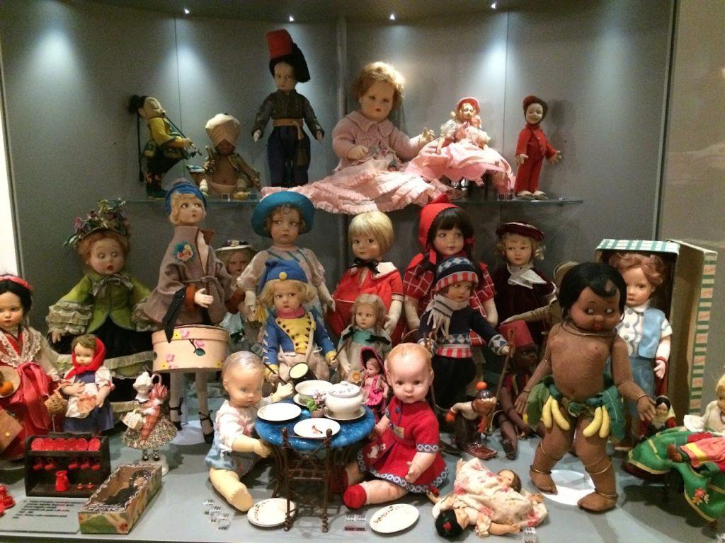 Una vetrina del Museo delle Bambole di Bologna (foto: Exibit Man)