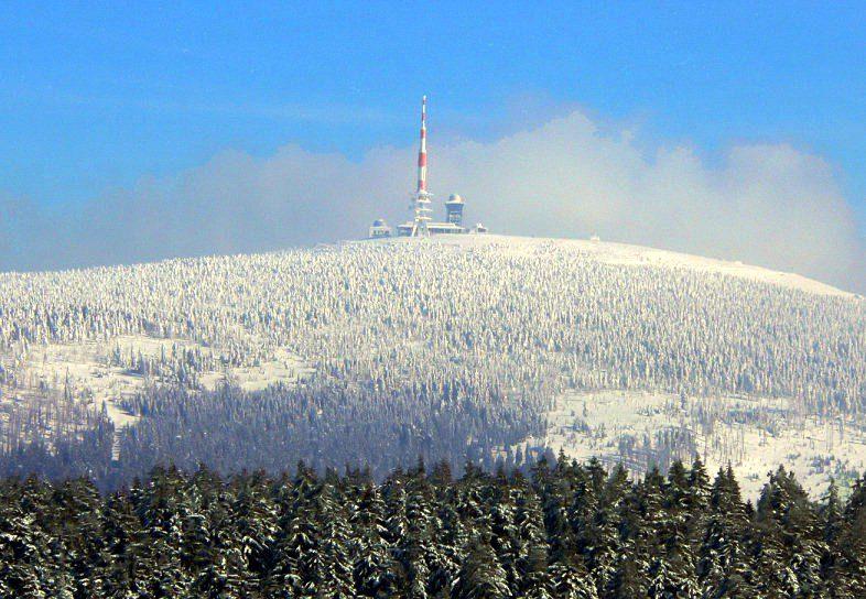 La cima del Brocken, con i trasmettitori (foto di Axel Hindemith, 2006) - Pubblico dominio